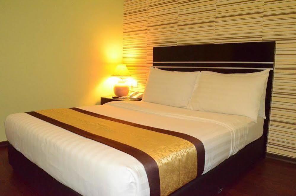 Bluebell Hotel Skudai Bagian luar foto