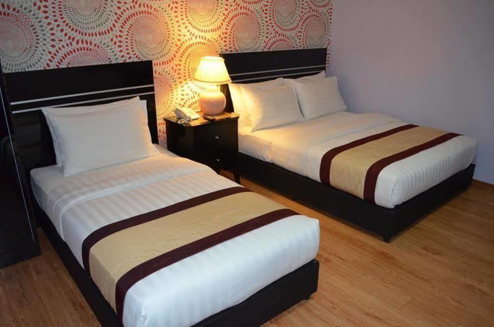 Bluebell Hotel Skudai Bagian luar foto