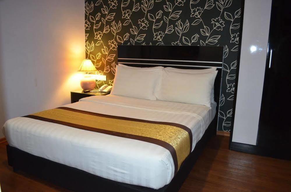 Bluebell Hotel Skudai Bagian luar foto