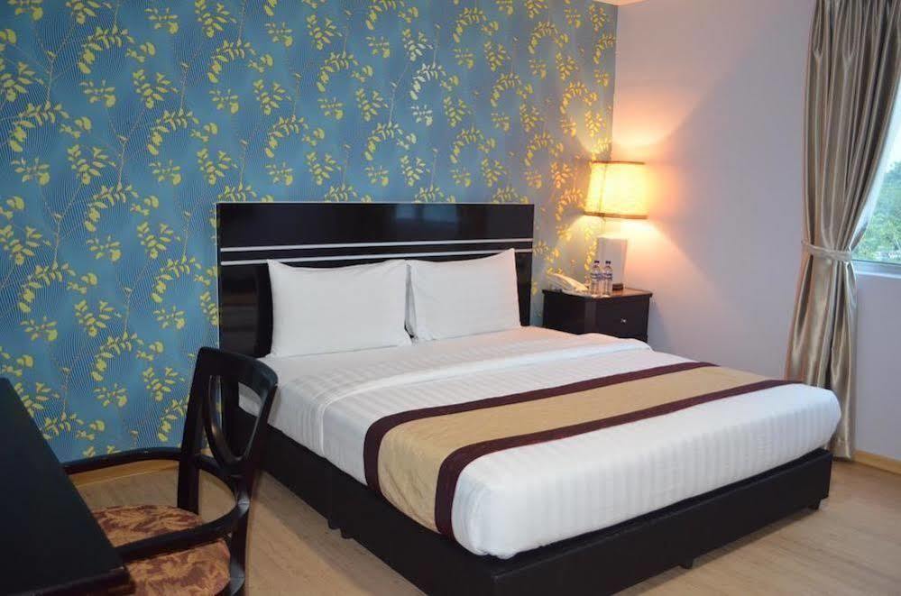 Bluebell Hotel Skudai Bagian luar foto