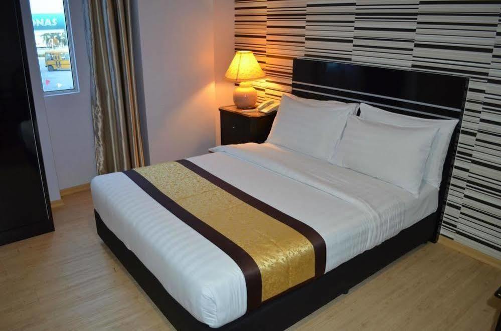 Bluebell Hotel Skudai Bagian luar foto