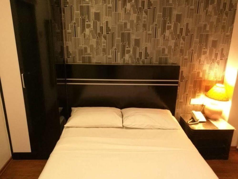 Bluebell Hotel Skudai Bagian luar foto